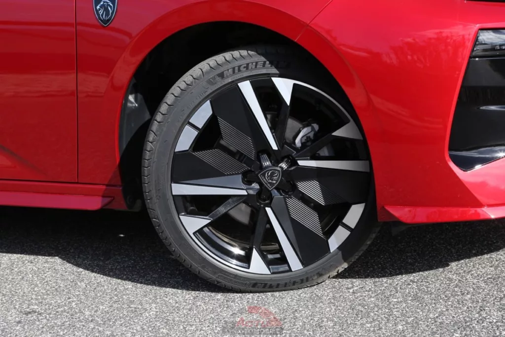 Cette Peugeot est bien chaussée, en pneumatiques Michelin Primacy 4