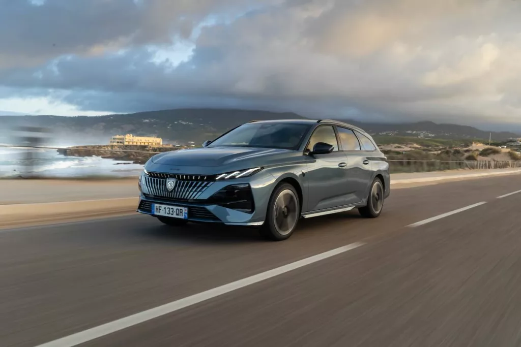 La Peugeot 308 SW est proposée en hybride MHEV, PHEV, et en électrique