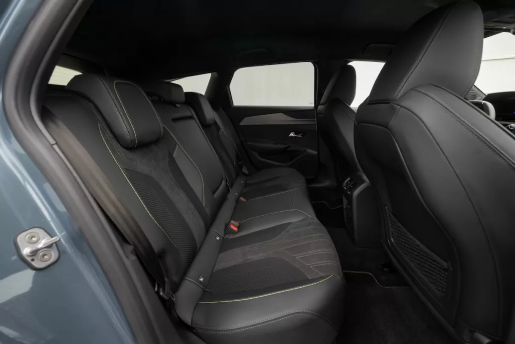 Les places arrière de la Peugeot 308 permettent d'accueillir des adultes
