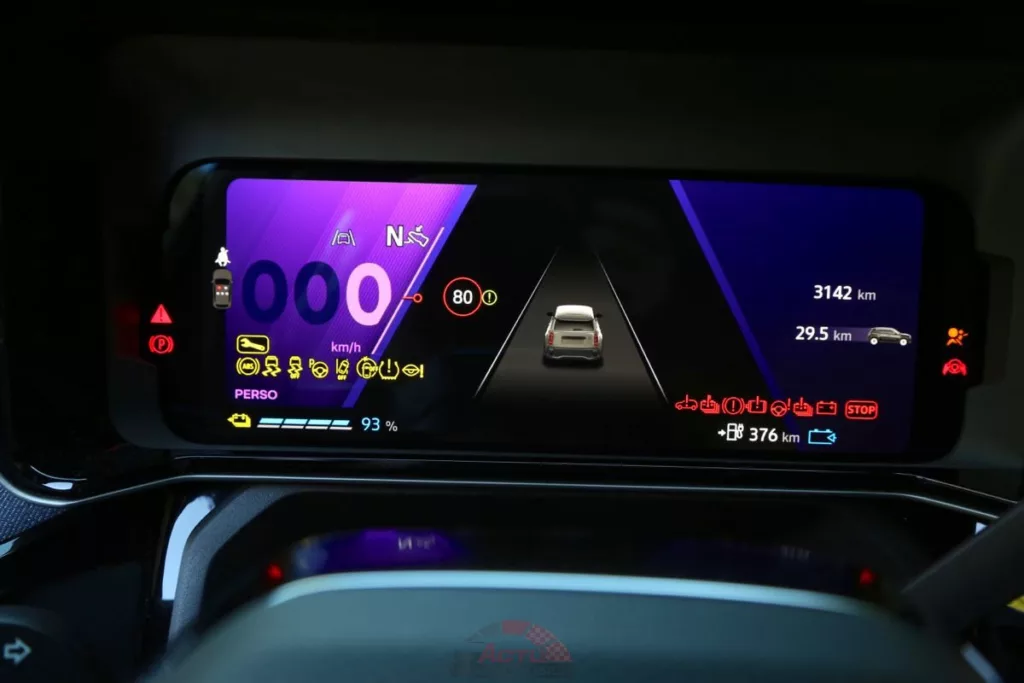 L'instrumentation digitale est de série avec une belle résolution d'écran
