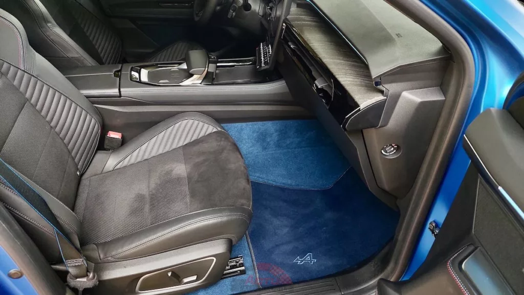 Avouez que les moquettes bleues se marient parfaitement avec la teinte extérieure