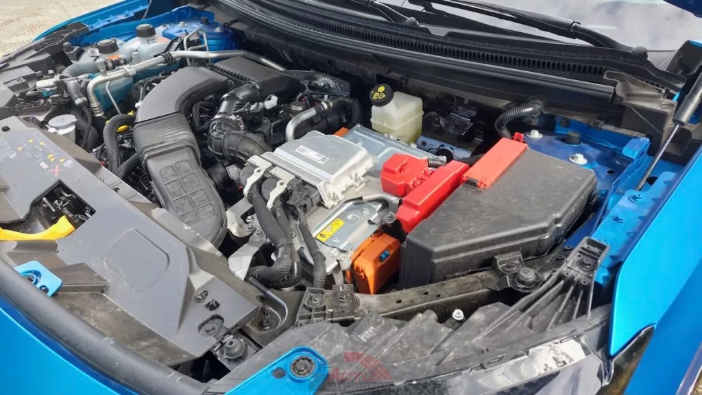 Malgré une puissance de 300 ch cumulée, on retrouve un petit 3 cylindres sous le capot