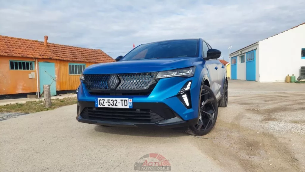 La face avant est désormais proche de celle des Austral et Espace