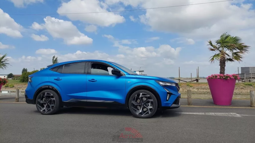 Le profil est celui d'un vrai SUV coupé