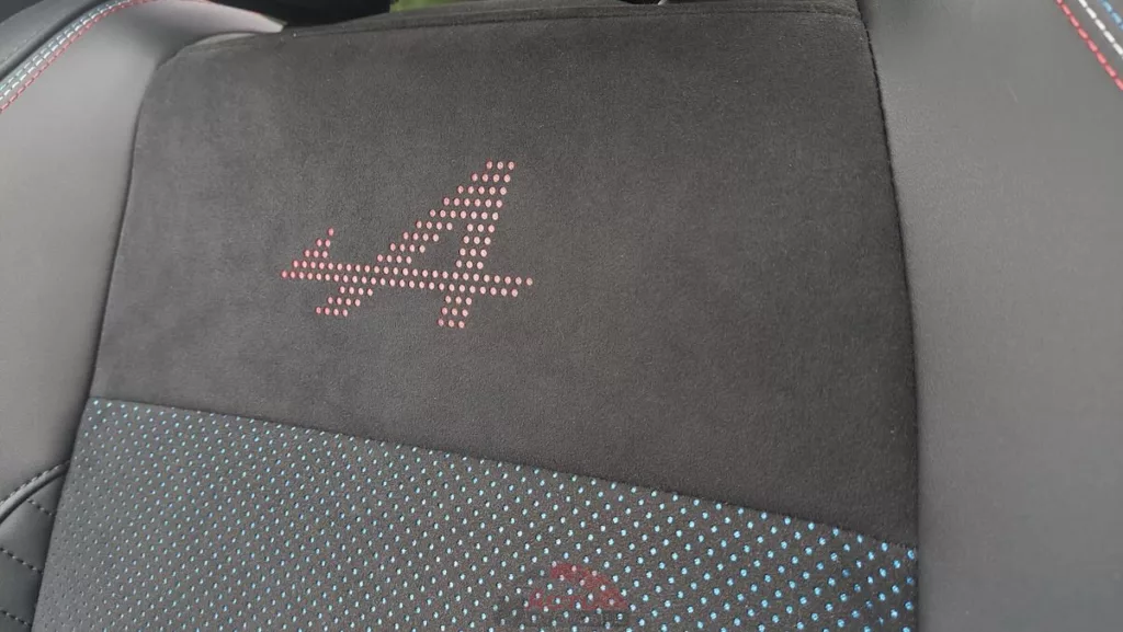 Le logo rétroéclairé des sièges avant
