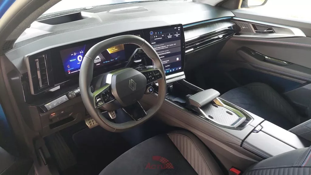 La planche de bord est identique à celle de l'Austral mais présente certains habillages inédits