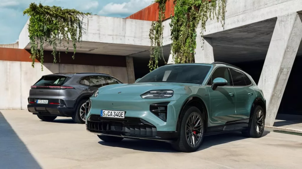 La gamme Cayenne Electric débute avec deux modèles à transmission intégrale, tous deux équipés du système Porsche Traction Management électronique (ePTM), gage d’une motricité affûtée. La version Turbo, en particulier, affiche des chiffres qui flirtent avec le registre des supercars : 0 à 100 km/h en 2,5 secondes, 0 à 200 km/h en 7,4 secondes et une vitesse de pointe de 260 km/h. Derrière ces performances délirantes, on trouve un groupe motopropulseur de 1 156 ch (850 kW) et jusqu’à 1 500 Nm en Launch Control, épaulé par un refroidissement direct à huile tiré de la compétition. En utilisation courante, 857 ch restent disponibles, avec en prime une fonction Push-to-Pass offrant 176 ch supplémentaires pendant dix secondes. Même le modèle d’entrée de gamme impressionne : 408 ch en usage normal, 442 ch en Launch Control, un 0 à 100 km/h en 4,8 secondes et 230 km/h en pointe. De quoi rappeler que, même électrifié, le Cayenne reste fidèle à ce qu’il est depuis 2002 : le SUV qui aime jouer dans la cour des très grands.