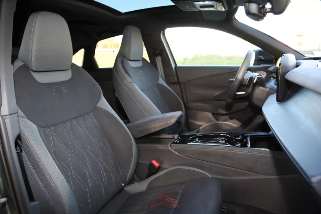 La sellerie Dinamica optionelle se dispense de cuir