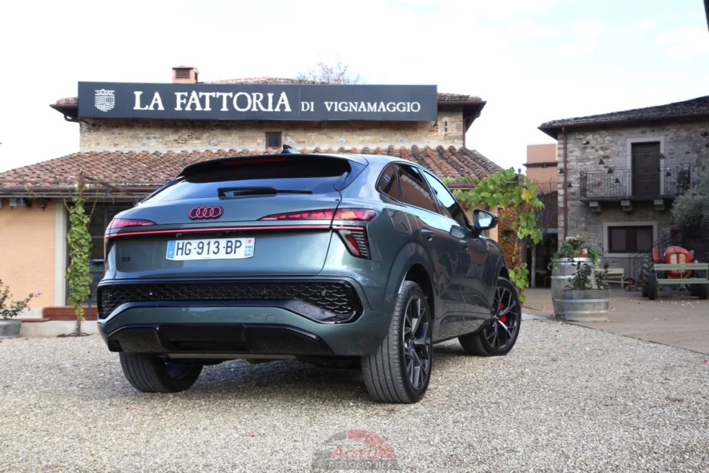 La partie arrière est reconnaissable du fait de l'inclinaison de toit très prononcée