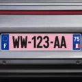 Plaques roses en 2026 : ce que change vraiment la nouvelle immatriculation provisoire