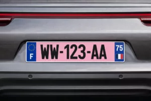 Plaques roses en 2026 : ce que change vraiment la nouvelle immatriculation provisoire