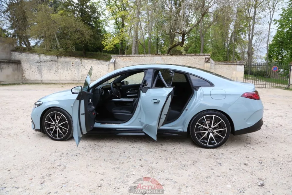 Les portes sont sans encadrement de vitre comme sur un coupé