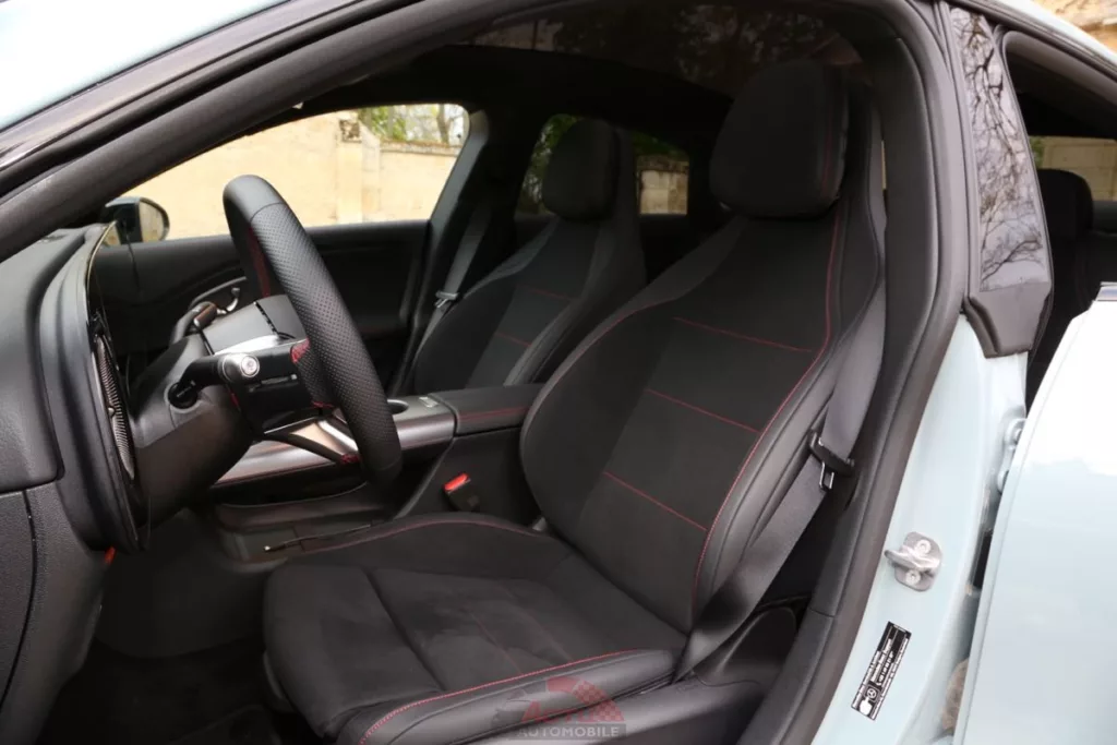 Les sièges avant du CLA AMG Line jouent la carte de la sportivité