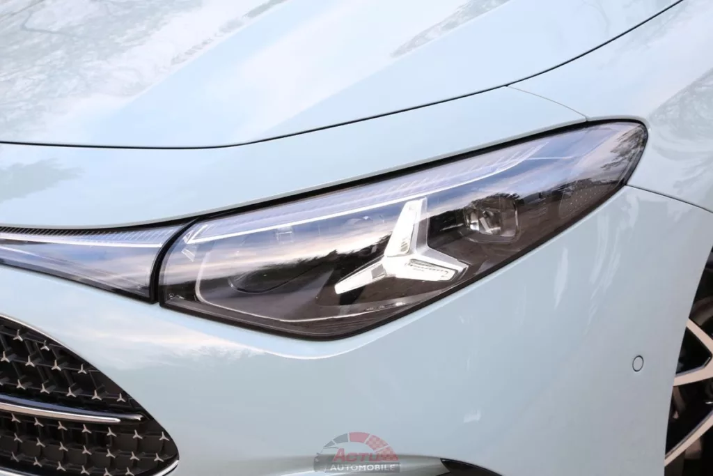 Les projecteurs avec la signature en étoile du nouveau CLA