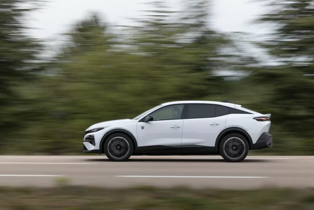 La Peugeot e-408 est dynamique sans aller jusqu'à la sportivité