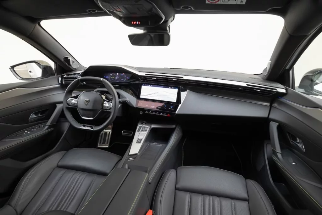 La planche de bord, partagée avec la 308, n'évolue pas