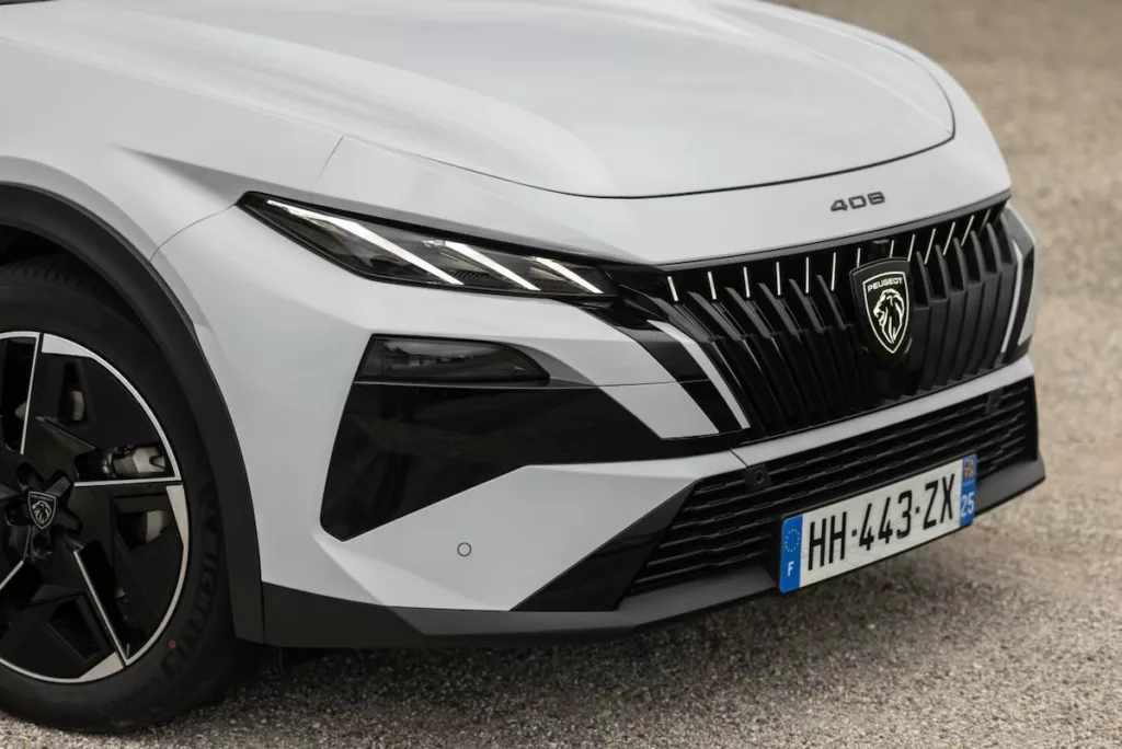 La face avant de la 408 restylée se distingue par ses nombreux éléments lumineux