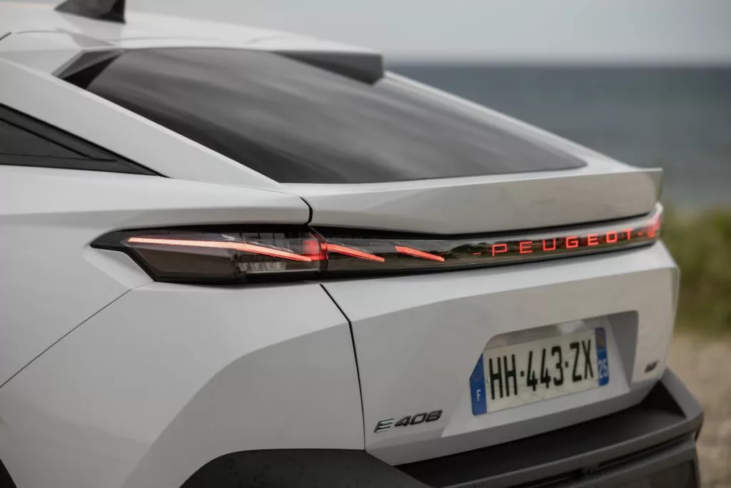 La partie arrière évolue elle aussi au niveau des feux et du bandeau avec un lettrage illuminé