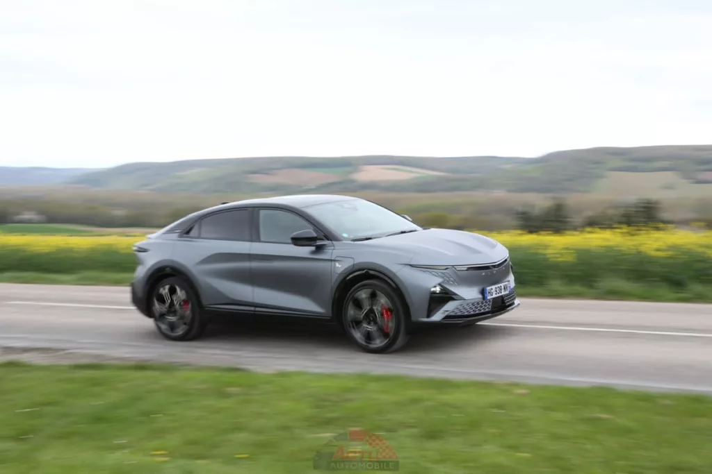L'Apine A390 est un régal sur la route avec une motricité exemplaire