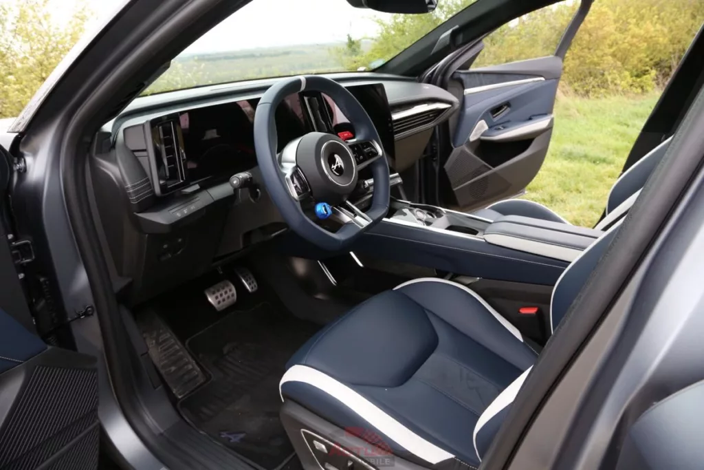 La planche de bord est empruntée au Renault Scénic E-TECH