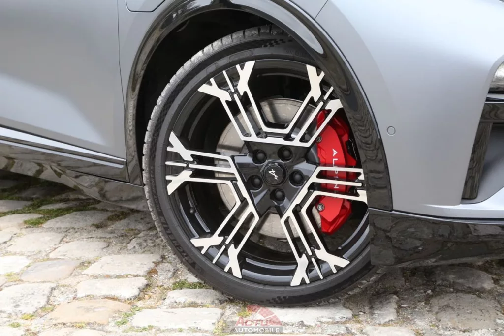 La monte pneumatique Michelin privilégie la sportivité à l'efficience