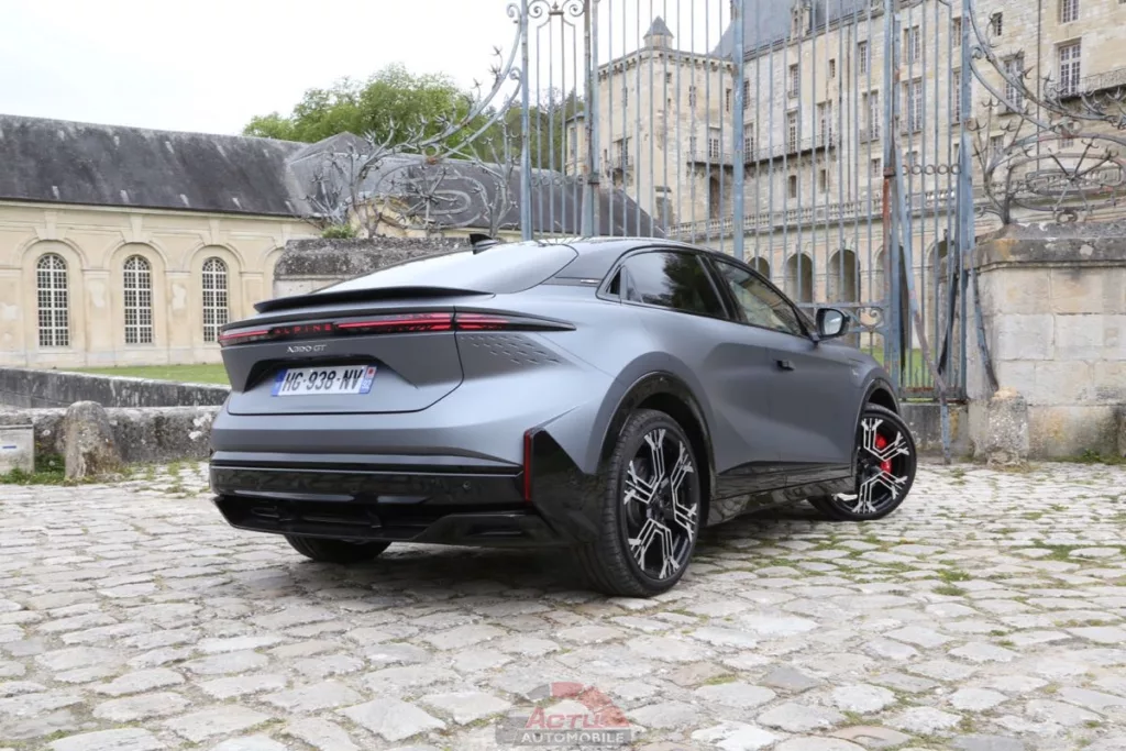 La partie arrière est moins clivante que la face avant et rappelle le langage Porsche