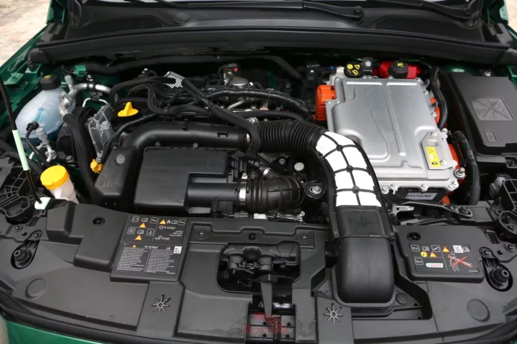 La motorisation E-TECH 160 ch est partagée avec les Captur et Symbioz