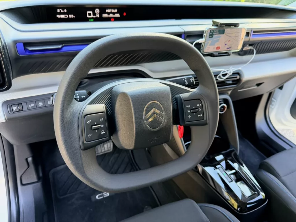 Volant en plastique, support de smartphone et absence d'écran central sur la version You