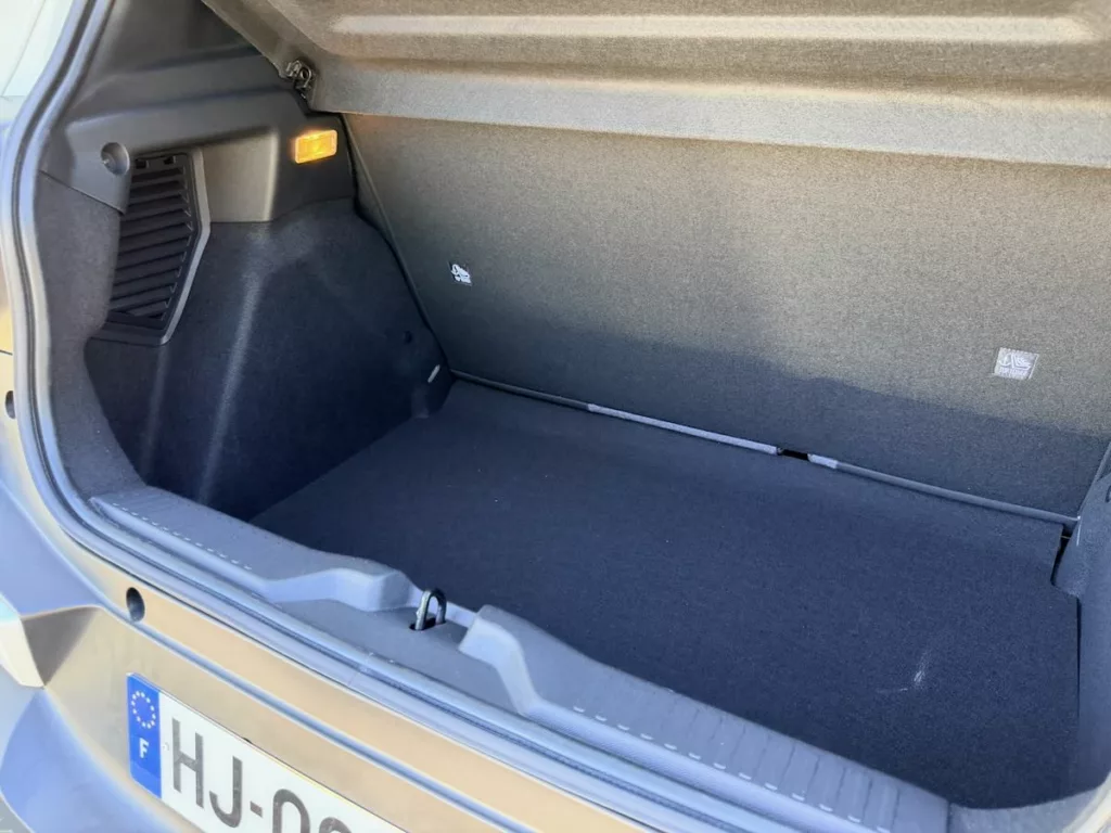 La contenance du coffre de la Citroën ë-C3 est de 328 litres