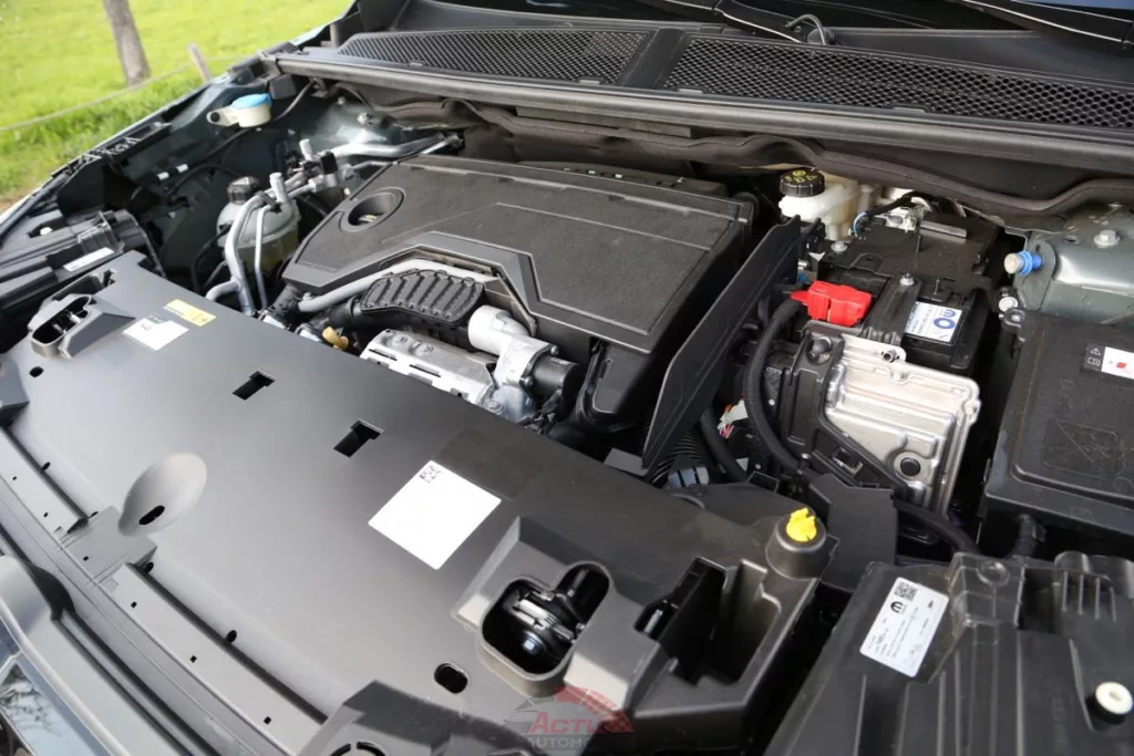 Sous le capot, on retrouve la motorisation hybride bien connue dans le groupe Stellantis