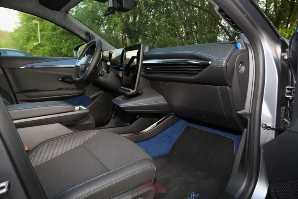 Le bleu s'invite dans la finition Esprit Alpine de ce Scénic