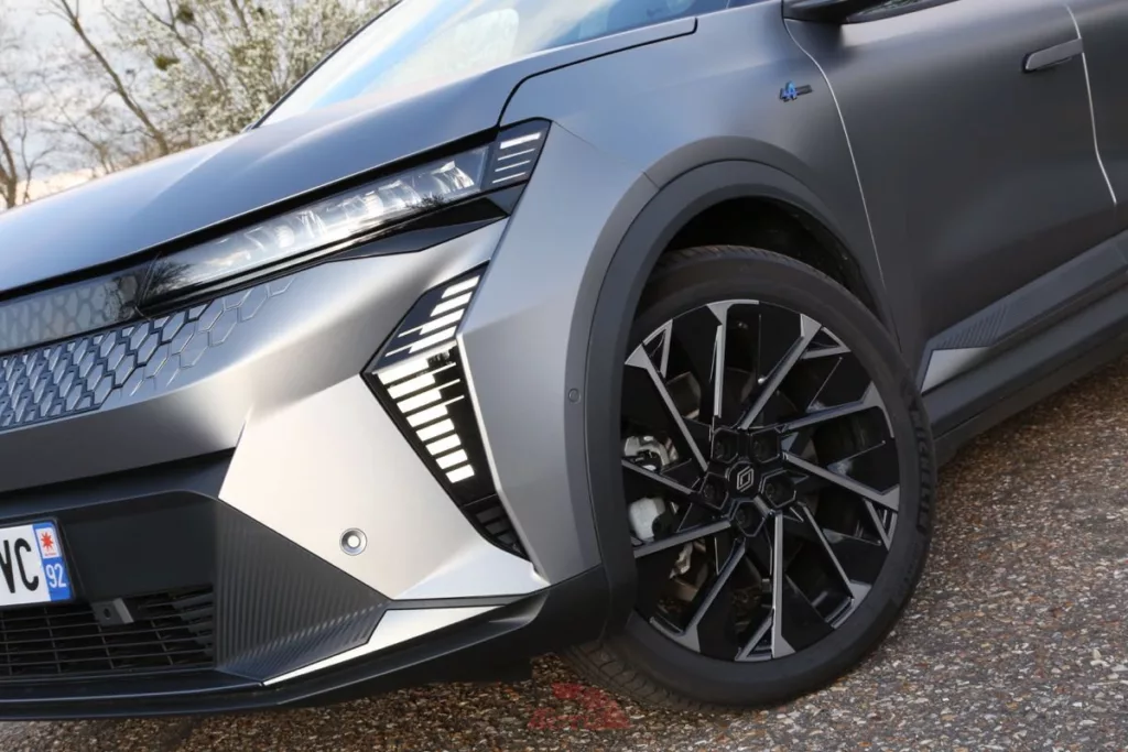 La monte pneumatique est en 20"