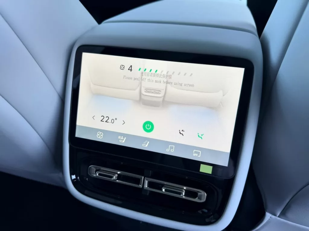 A l'arri&egrave;re l'&eacute;cran pilote les tr&egrave;s nombreuses fonctions disponibles