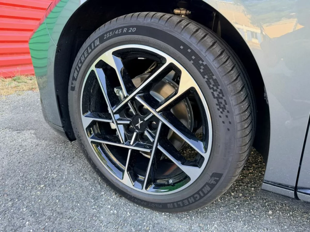 La P7+ est tr&egrave;s bien chauss&eacute;e avec des Michelin Pilot Sport EV