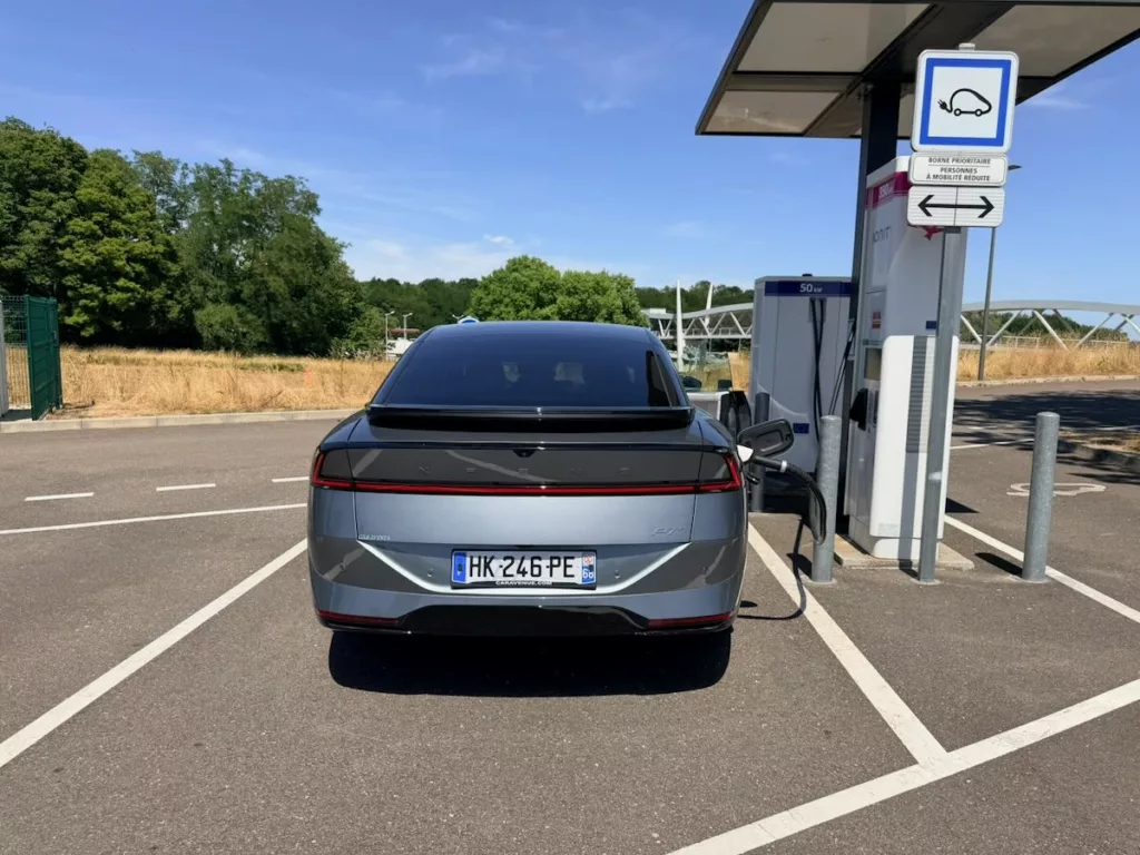 La charge tr&egrave;s rapide est un point fort pour les longs trajets