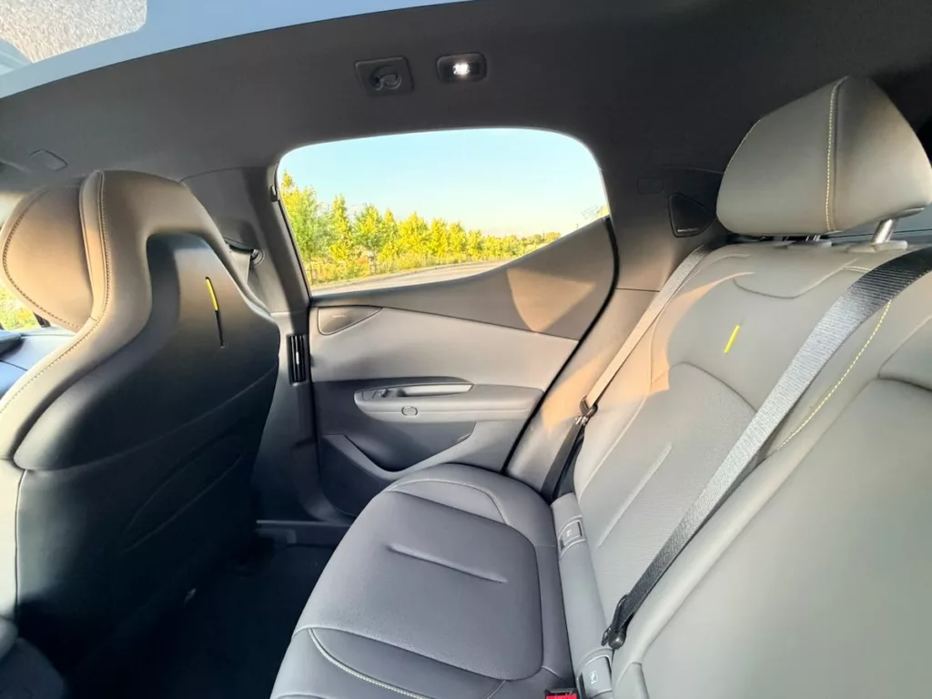 Les places arrière du Lynk & Co 02