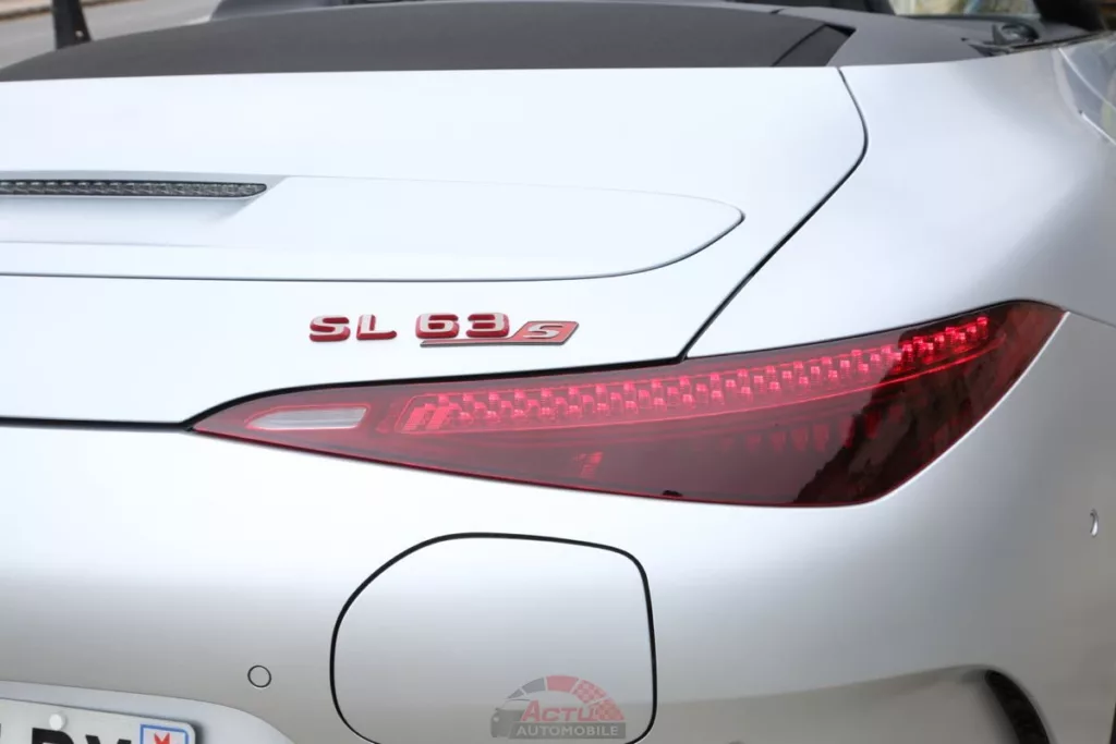 Le sigle permet de voir qu'on n'a pas affaire à un "simple SL 63"