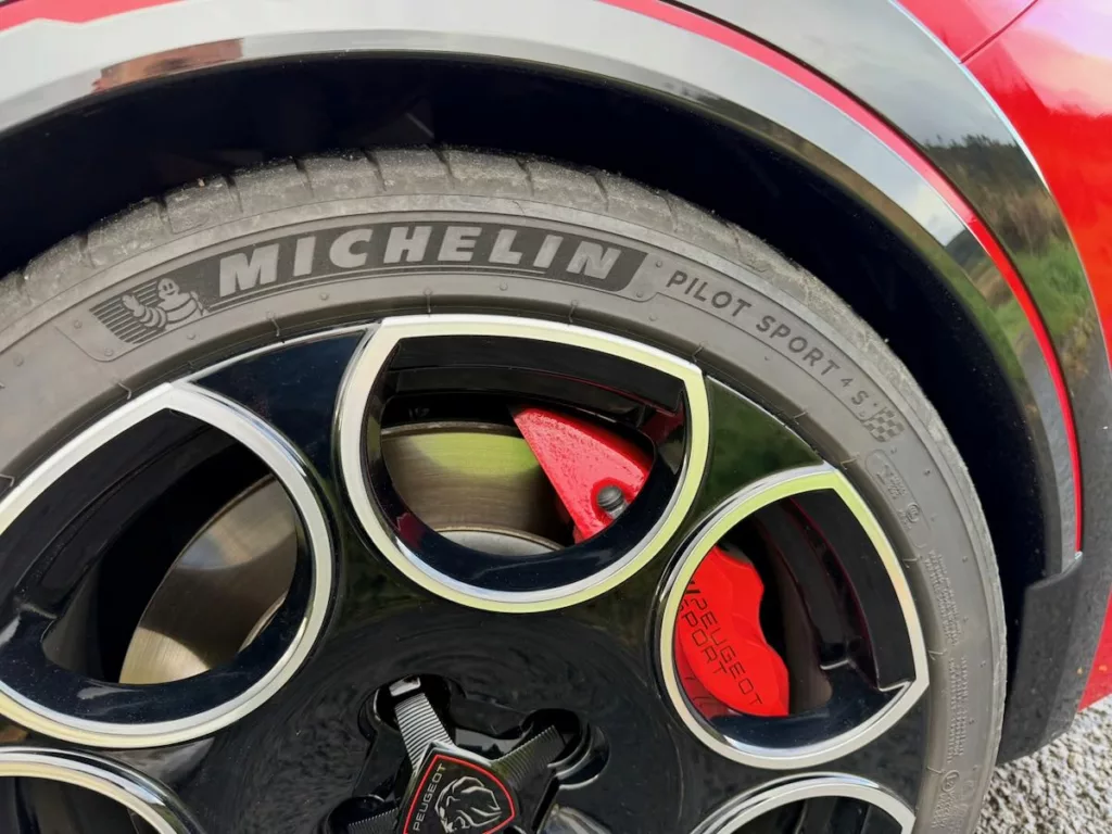 cette e-208 GTI est généreusement chaussée en pneumatiques Michelin Pilot Sport 4S
