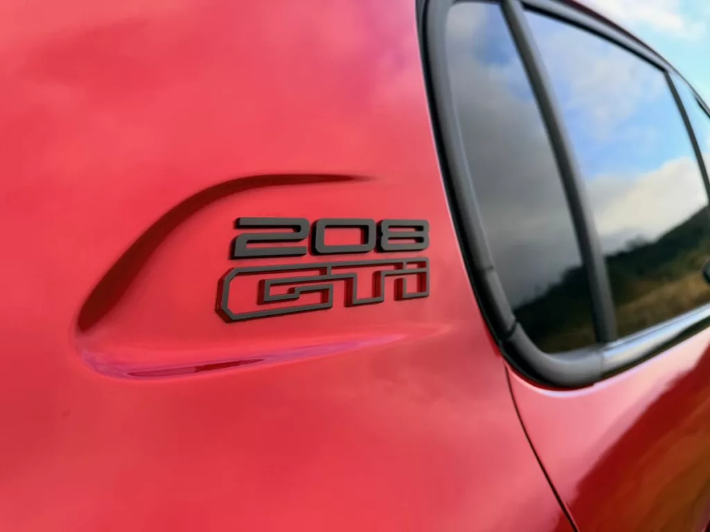 Les badges 208 GTI sur les ailes arrière