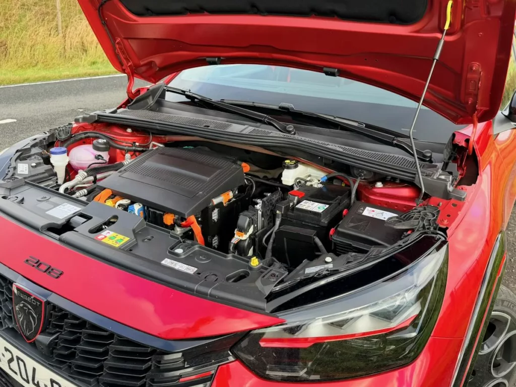 Le moteur M4+ d'origine Nidec développe 281 ch et 345 Nm de couple